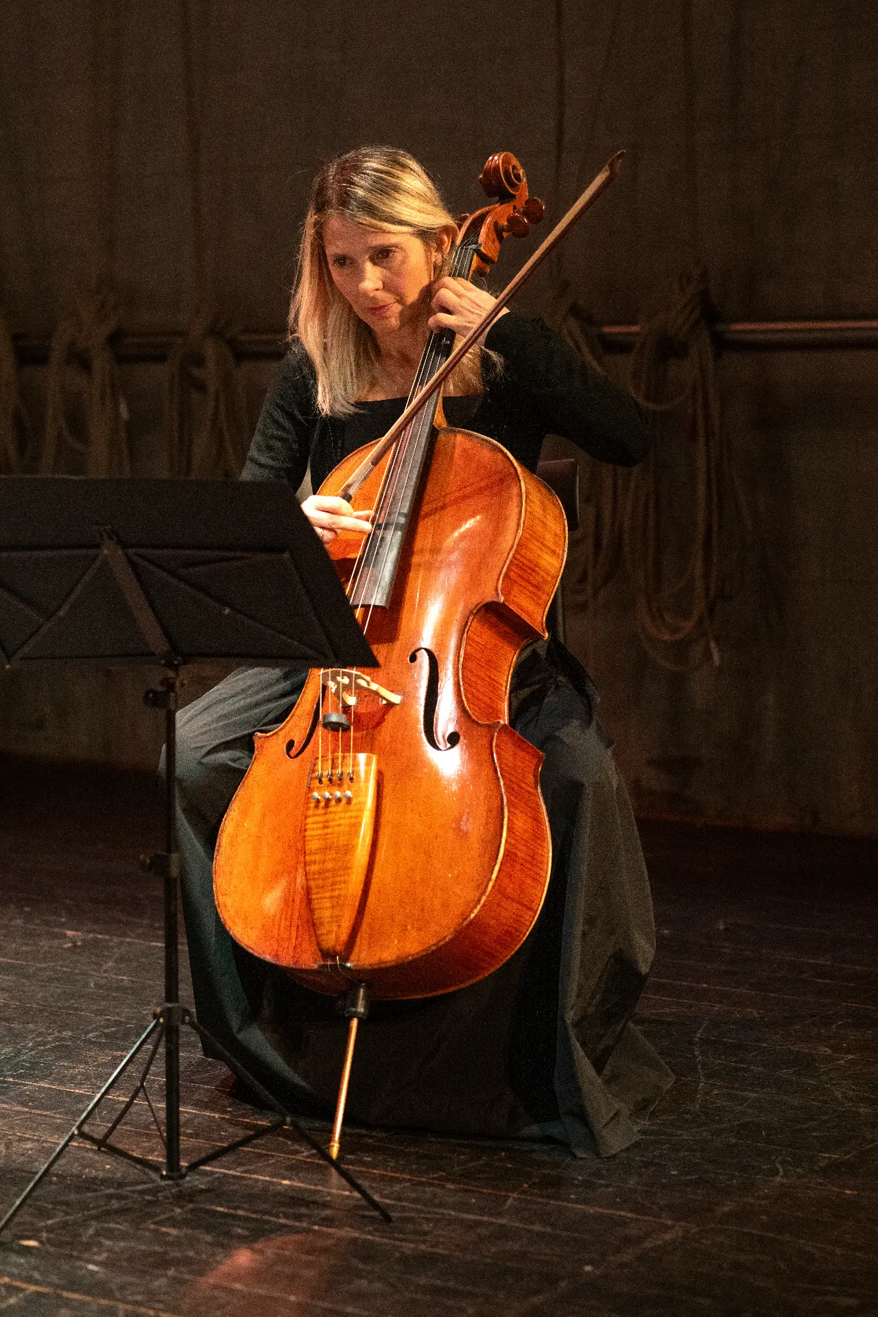Alessandra Montani, violoncello, durante un concerto