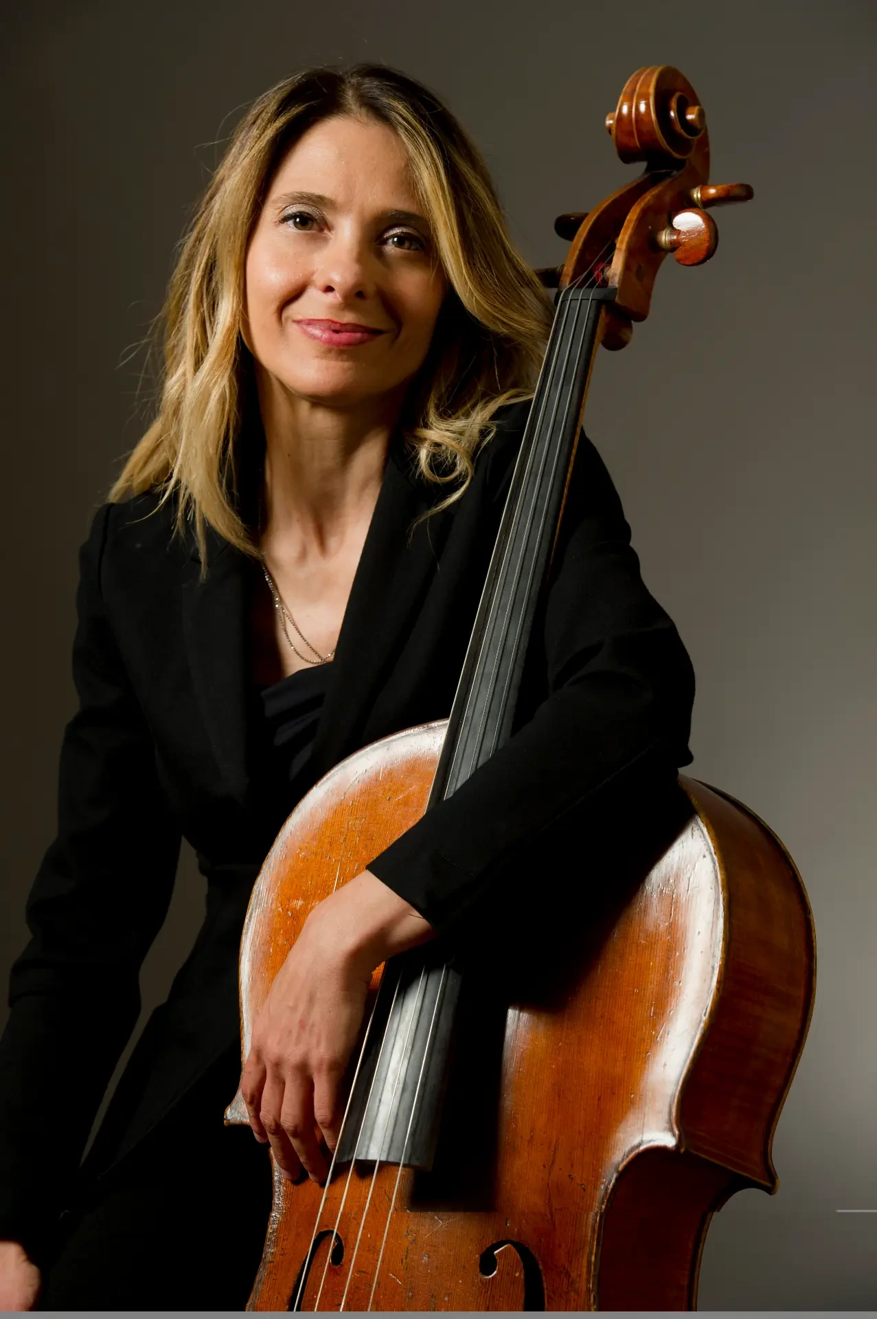 Alessandra Montani, violoncello, in ritratto