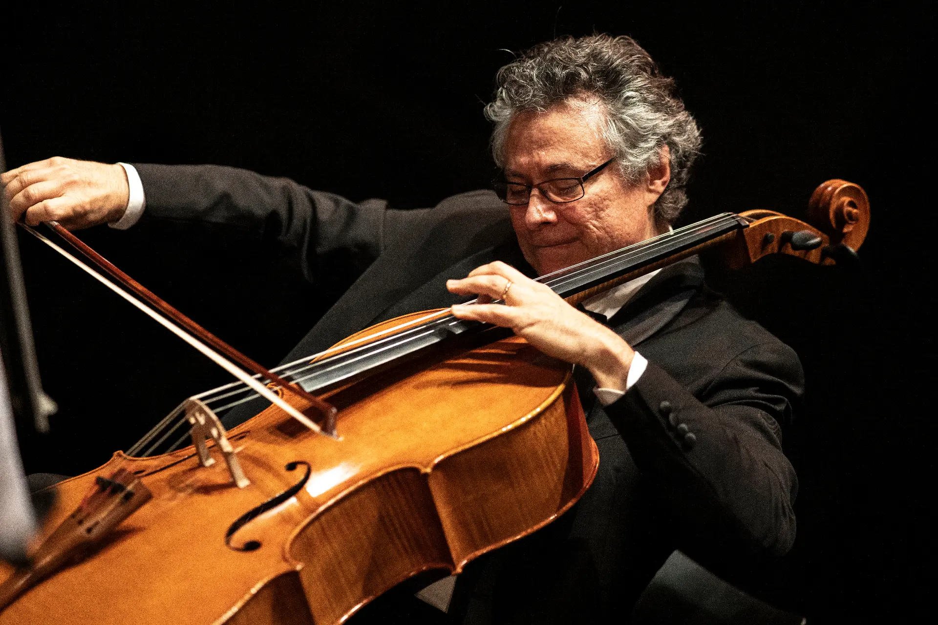 Pietro Bosna, violoncello, durante un concerto