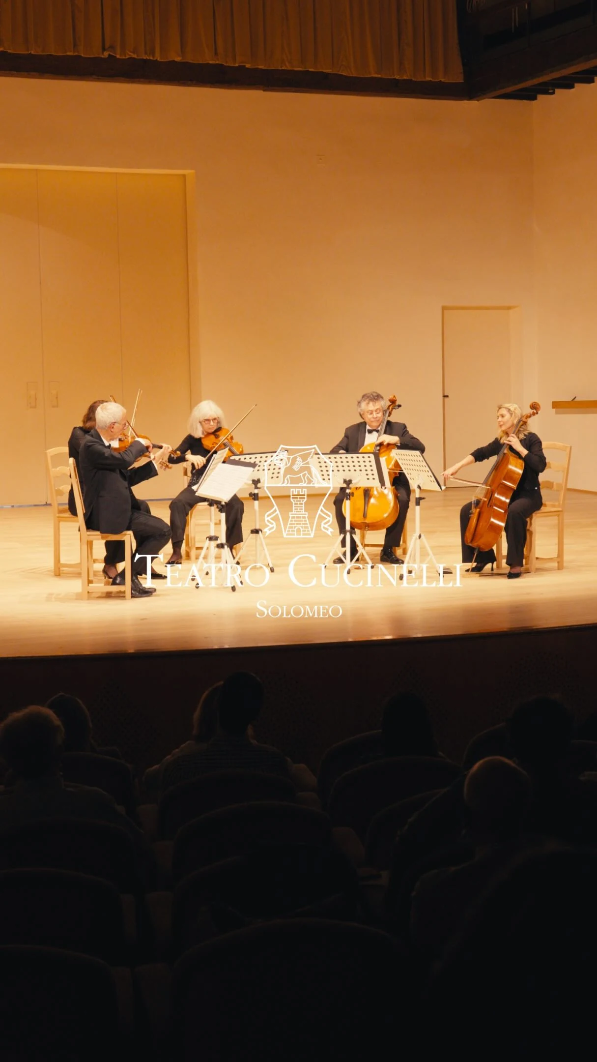 Anteprima del reel: il quintetto in concerto sul palco del Teatro Cucinelli di Solomeo, con il pubblico in primo piano