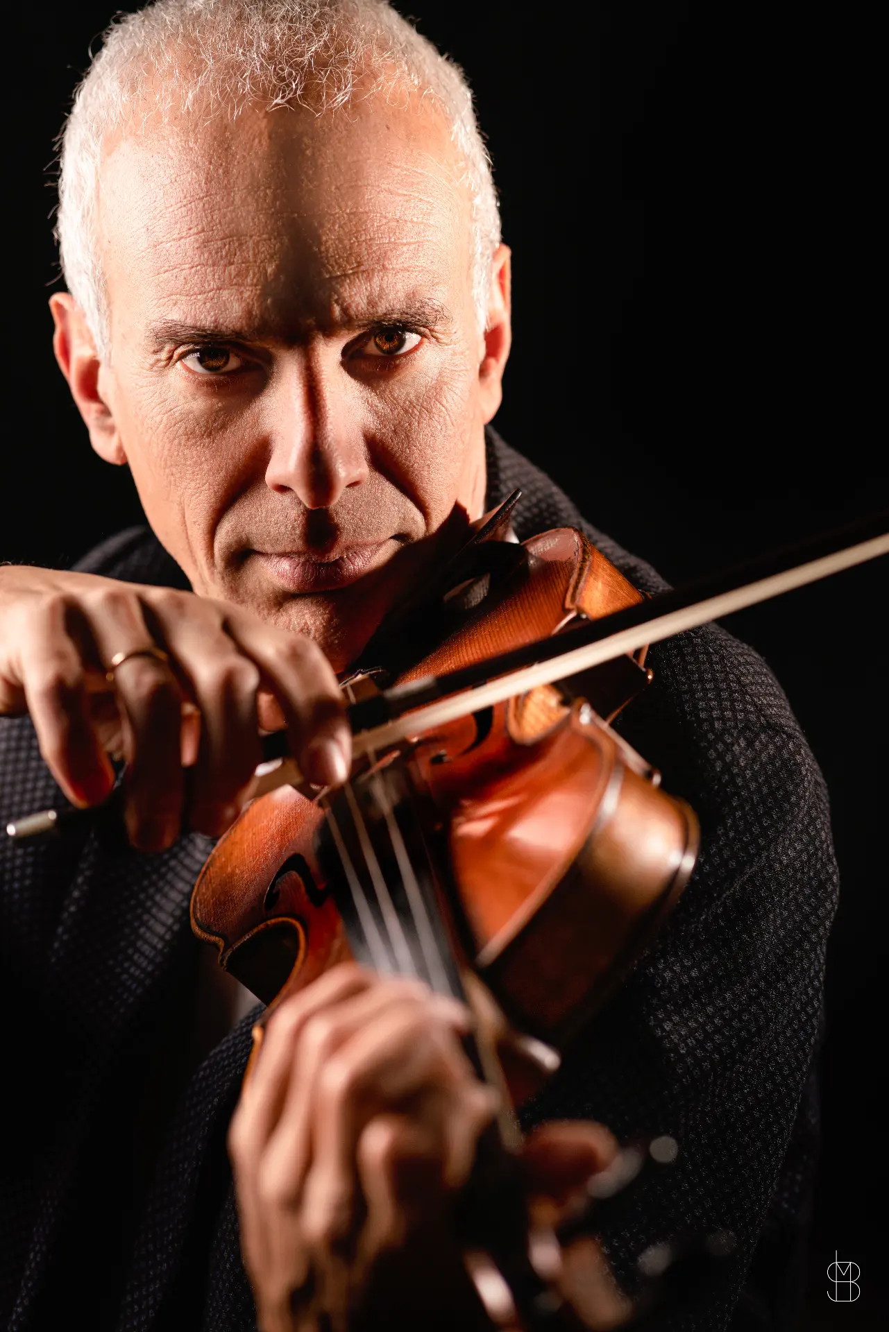 Marco Fiorini, violino, in primo piano mentre suona