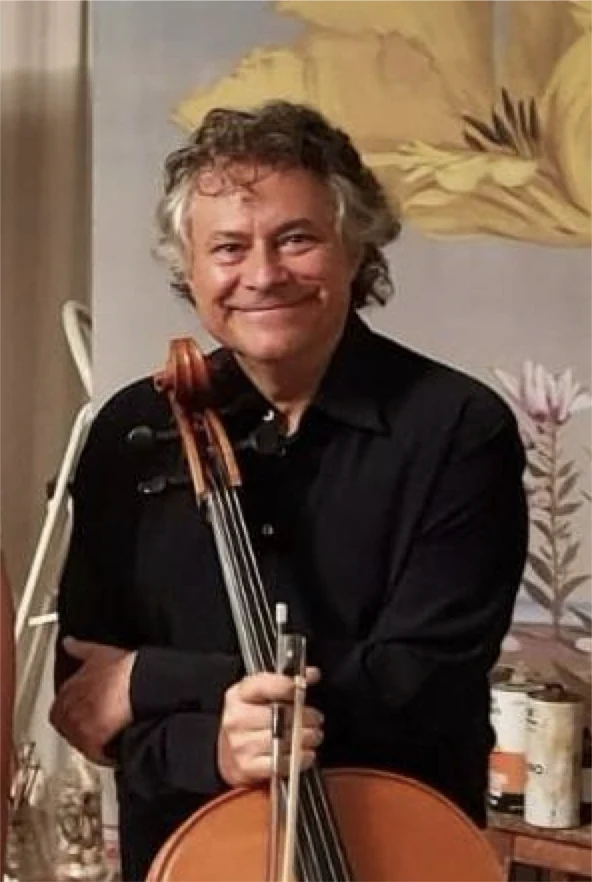 Pietro Bosna, violoncello, in ritratto