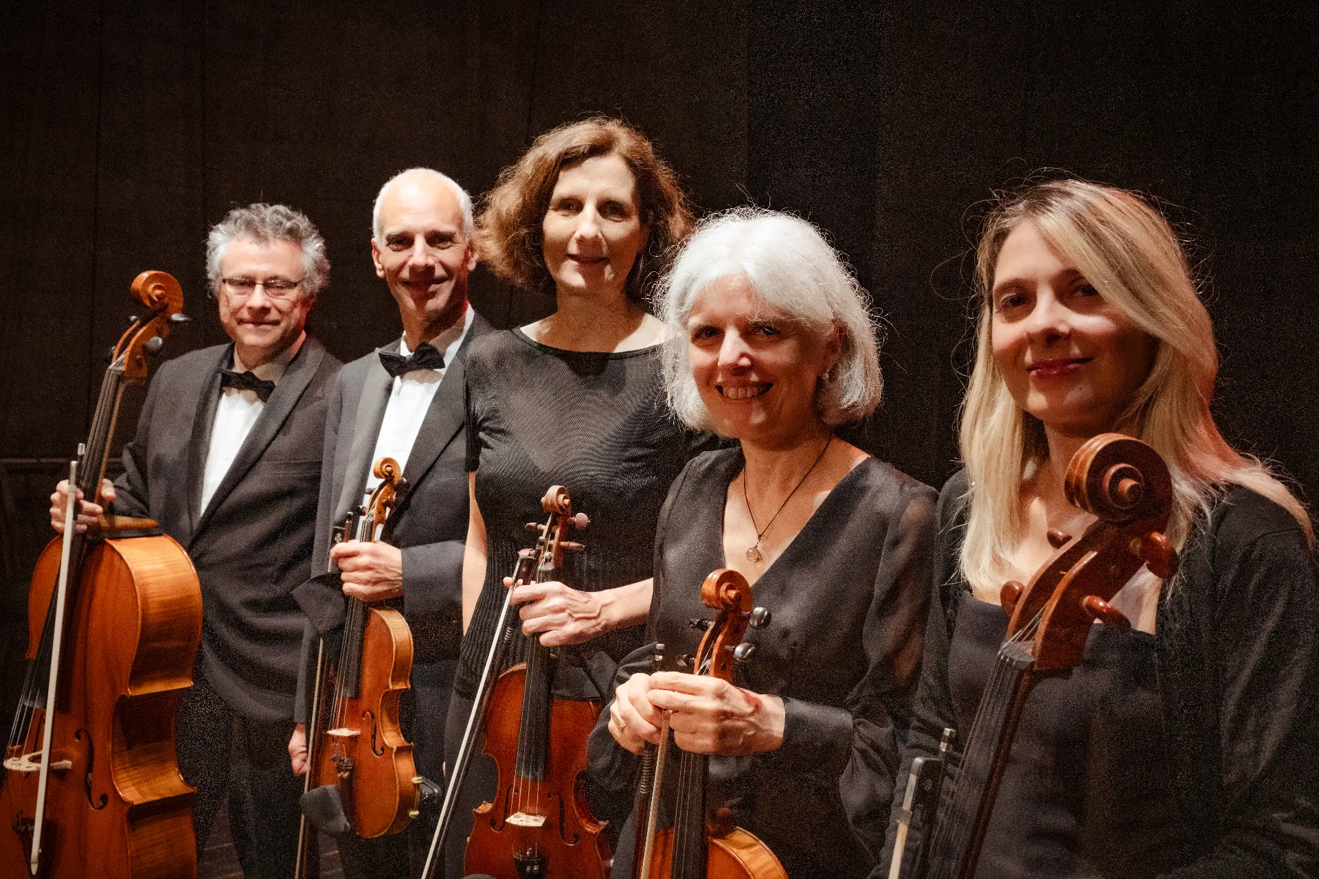 Il Nuovo Quintetto Boccherini, ritratto di gruppo con gli strumenti