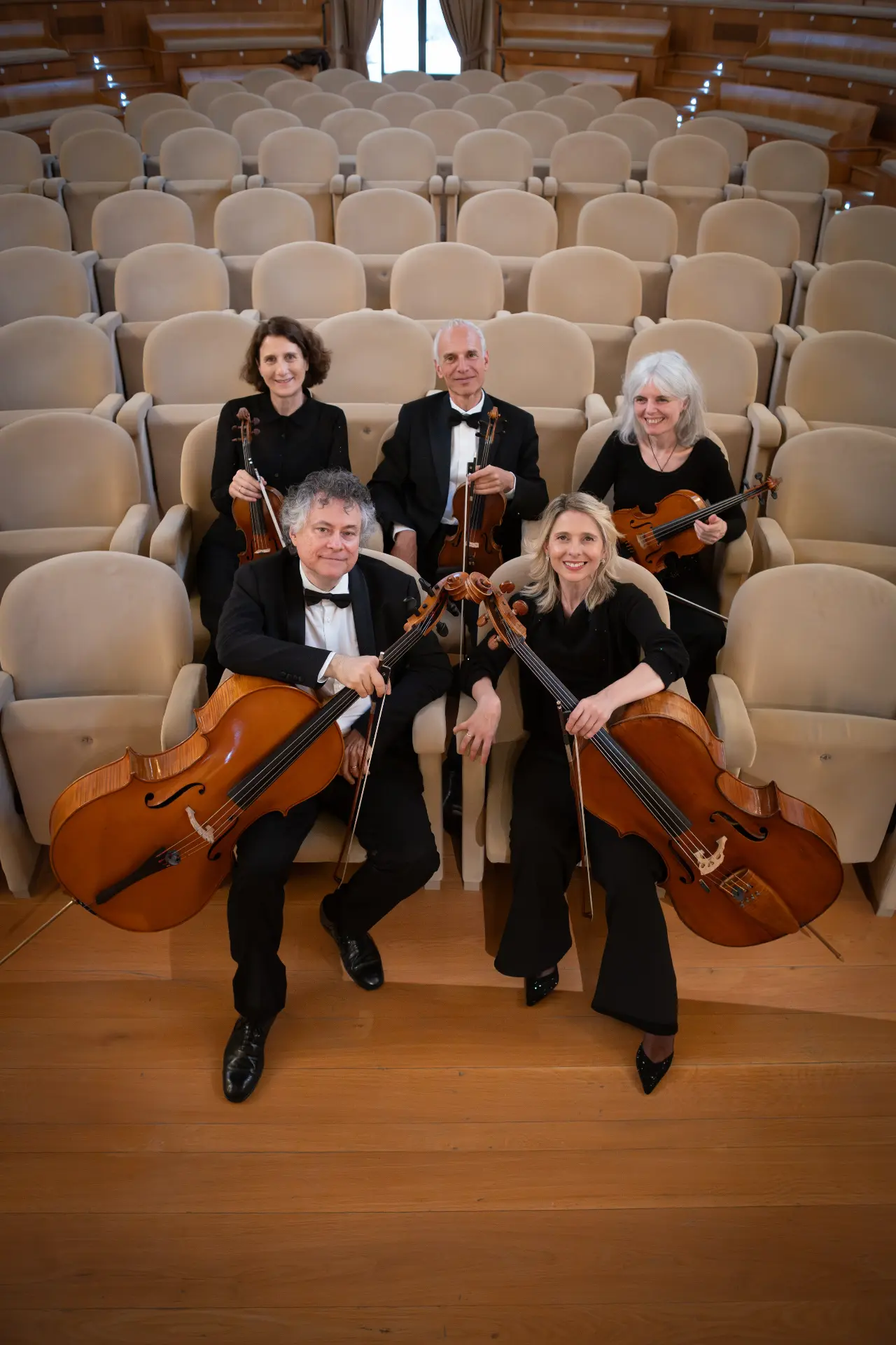 Il Nuovo Quintetto Boccherini ritratto tra le poltrone della sala