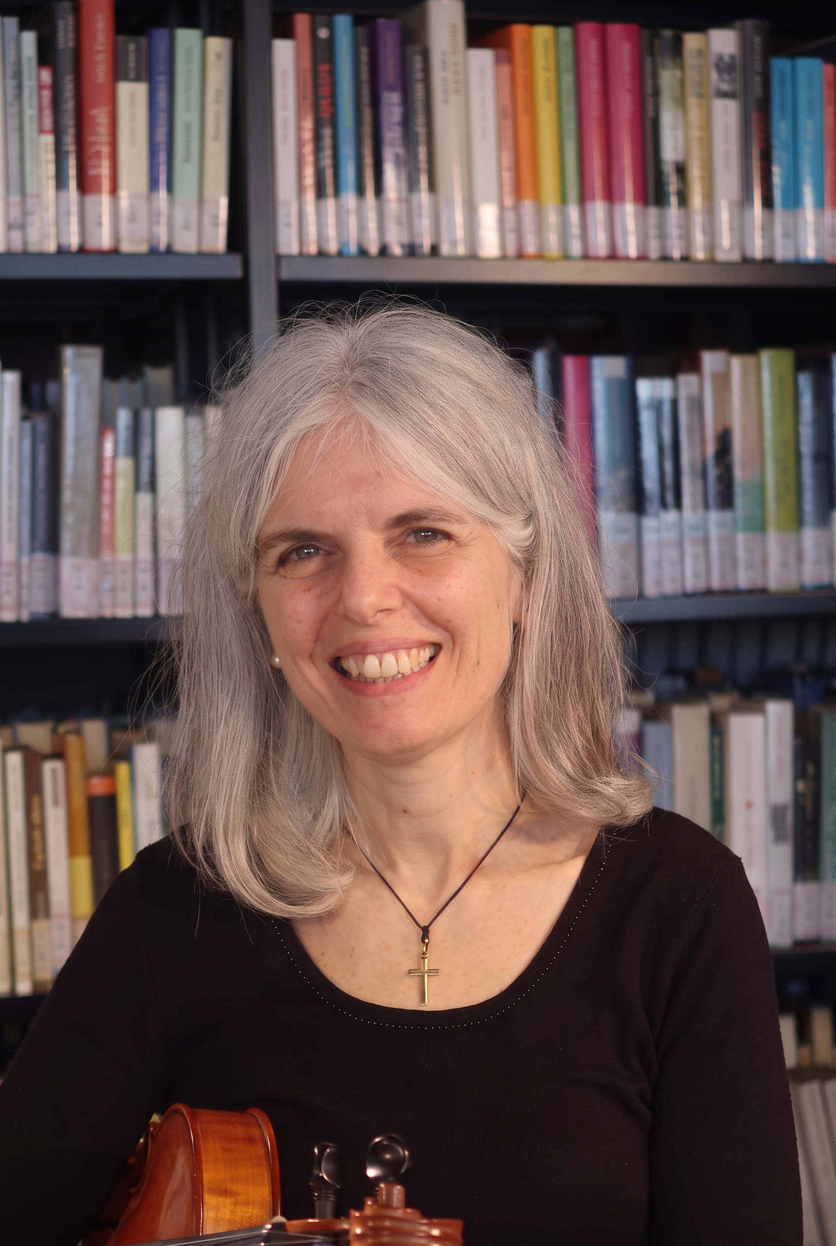 Elisa Ardinghi, viola, in ritratto davanti a una libreria